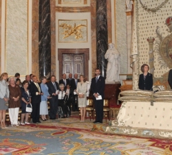 La Familia Real en la Capilla del Palacio Real de Madrid, durante la misa conmemorativa del nacimiento de Su Alteza Real Don Juan de Borbón